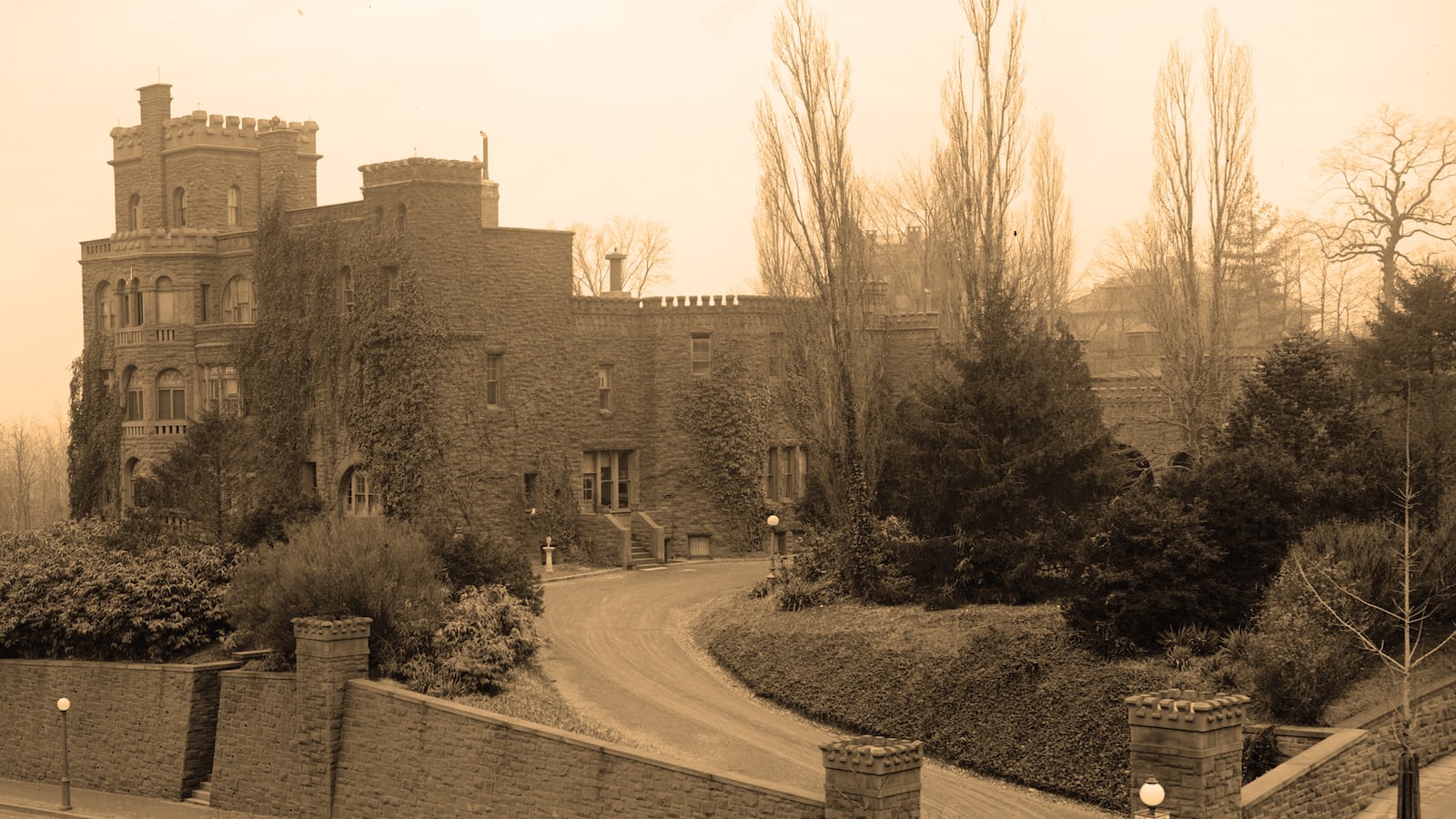 articles/2016/01/30/the-high-times-of-henderson-s-castle/160129-oconnor-henderson-tease_amjnnc