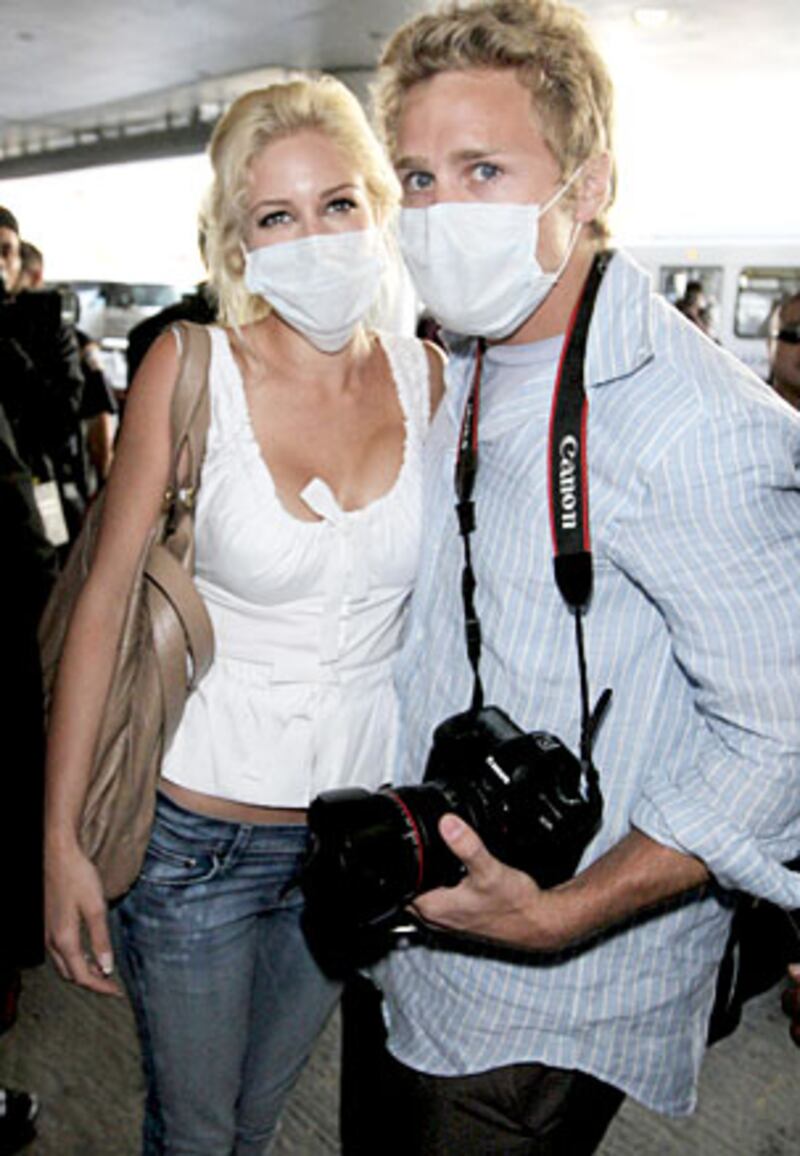 galleries/2009/04/29/face-mask-chic-the-new-fashion-rage/face-masks-12_pkz5rf