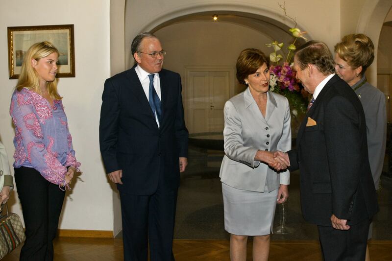 galleries/2011/06/25/first-ladies-go-abroad/bush-prague_f1asdb