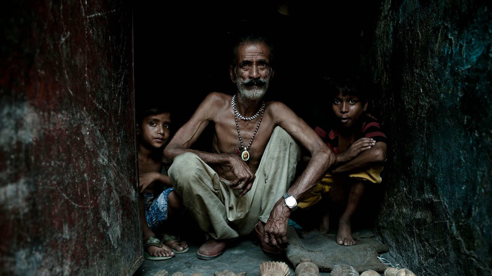galleries/2014/04/20/inside-india-s-legendary-kathputli-slum-photos/140417-tomorrow-we-disappear-article-tease_ngdwqb