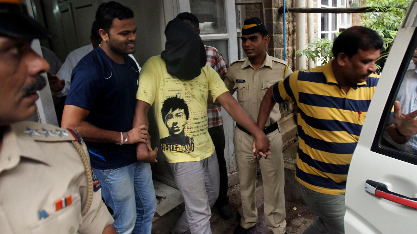 cheats/2013/08/25/all-5-suspects-arrested-in-mumbai-rape/130825-india-rape-cheat_b25i7b