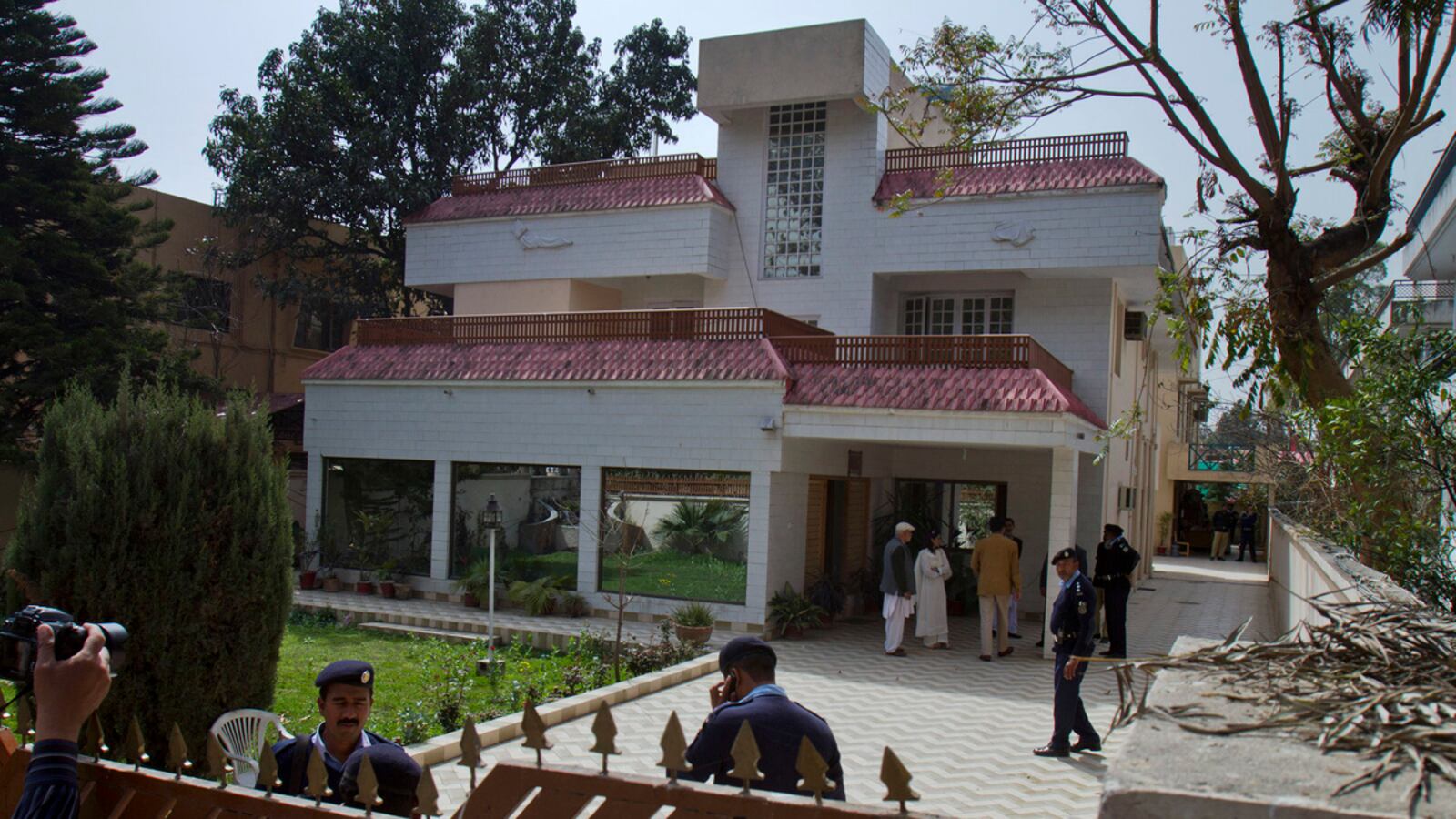 articles/2012/04/01/bin-laden-may-have-moved-freely-through-pakistan/osama-secret-safe-house-mcdermott_amecjb