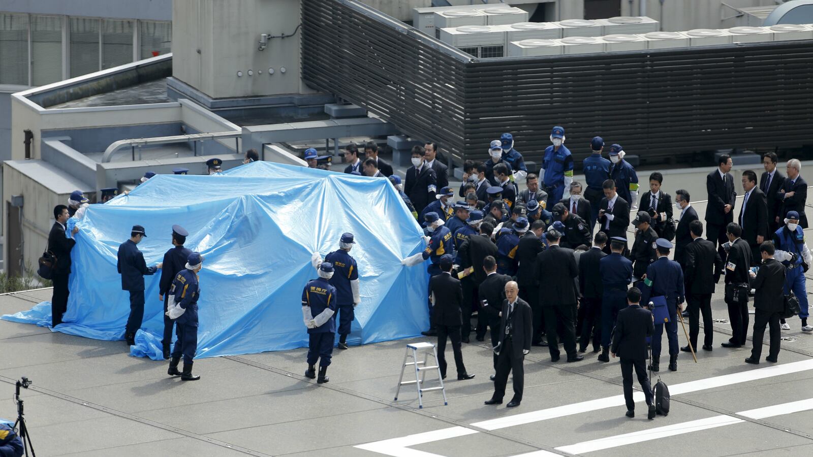 cheats/2015/04/22/drone-lands-on-japan-pm-s-office/150422-japan-drone-cheat_lueo2j