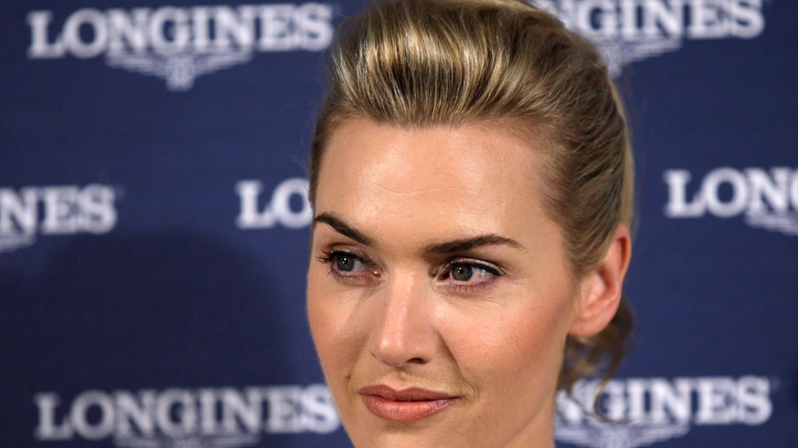 cheats/2011/08/22/kate-winslet-escapes-fire/kate-winslet-fire-cs_vhynod