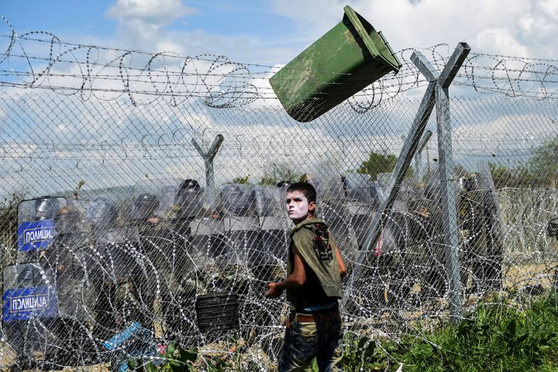 galleries/2016/04/11/migrants-clash-with-police-in-macedonia/160411-macedonia-migrants3_yvfvdc