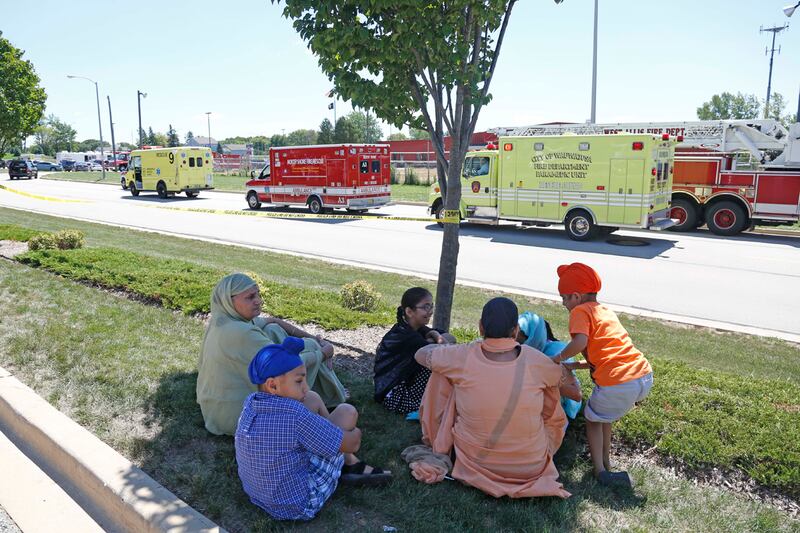 galleries/2012/08/05/shooting-at-sikh-temple-in-oak-creek-wisconsin-photos/sikh-temple-shooting2_aac63i