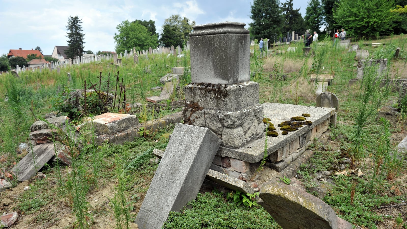 articles/2012/12/14/adl-list-features-jews-as-passive-objects/jewishcemetary_bi9d52