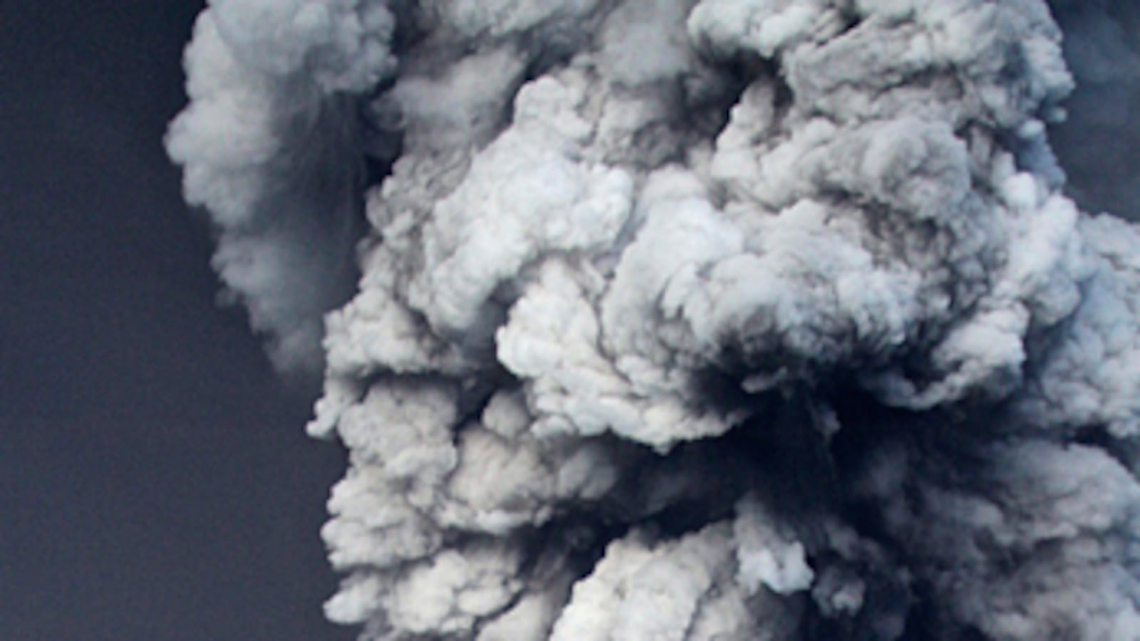 cheats/2011/05/25/iceland-volcano-lsquoworst-is-overrsquo/iceland-volcano-erupts-again_eso1am