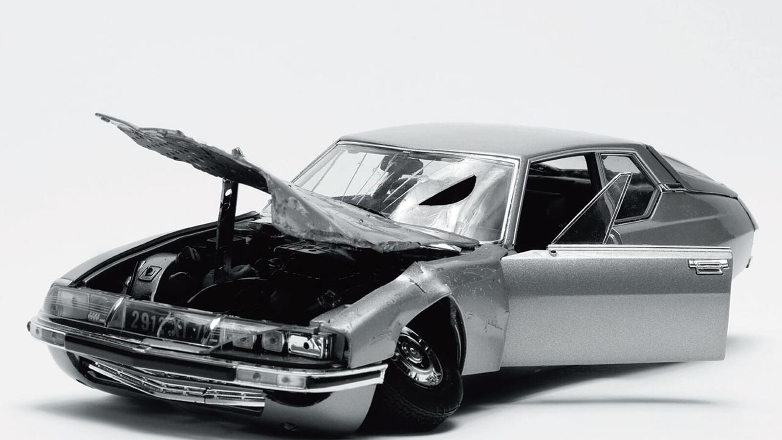 articles/2013/10/02/riccardo-tisci-styled-a-car-wreck-for-cr-fashion-book-beyonce-reveals-stylish-prom-picture/131002-cr-fashion-cheat_lhipmt