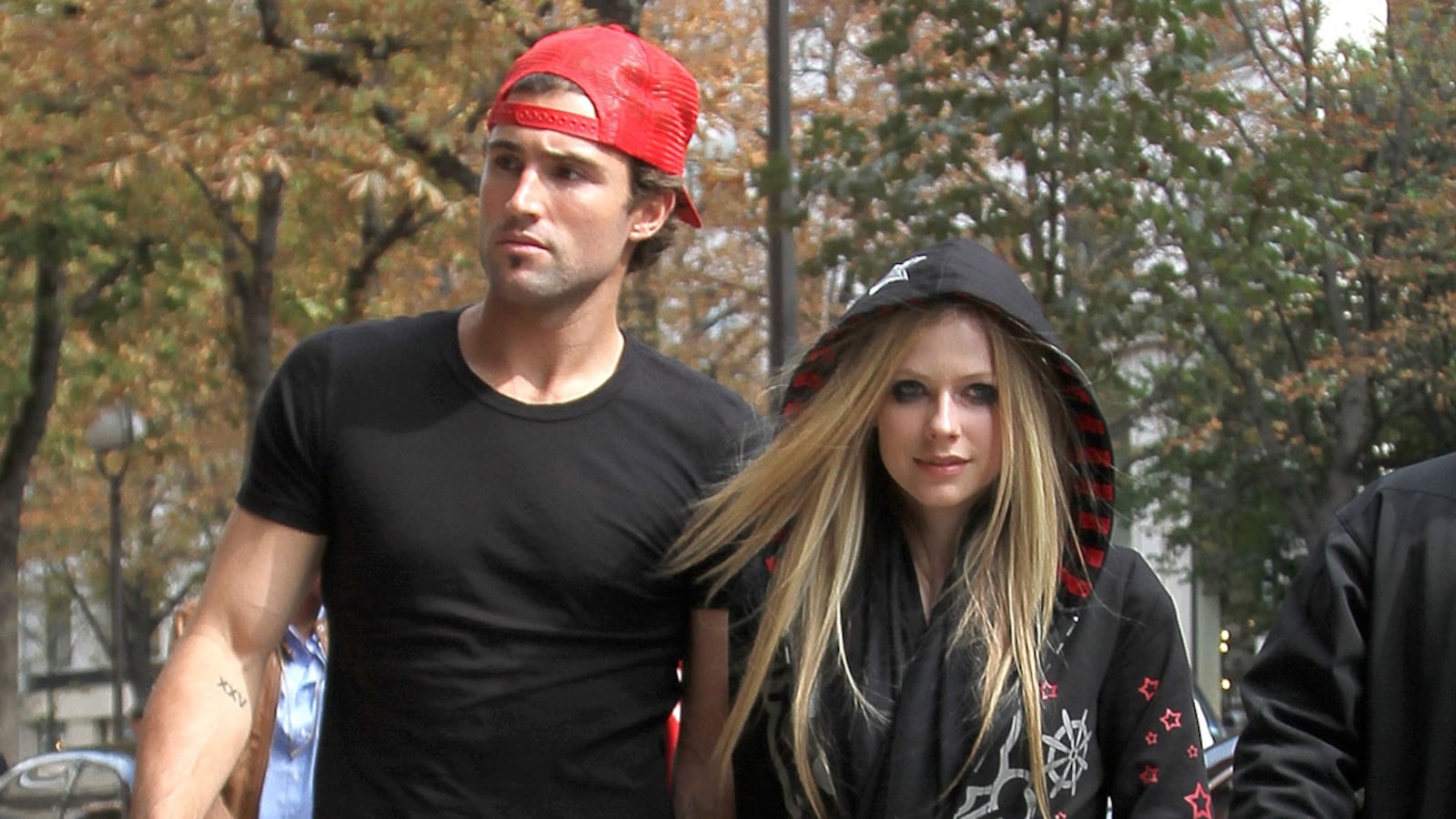 cheats/2011/11/07/avril-lavigne-in-nasty-bar-fight/avril-brody-fight-cs_bapvjk