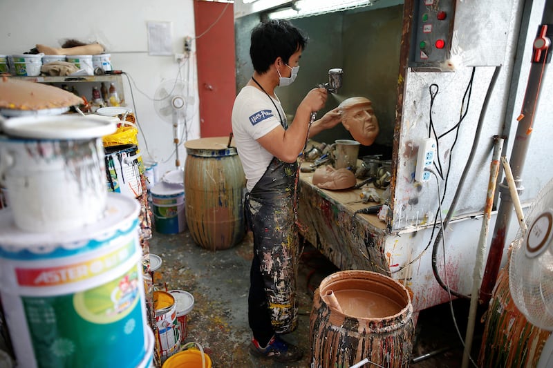 galleries/2016/05/27/inside-the-factory-making-trump-masks/160527-trump-mask-factory-04_l7hutn