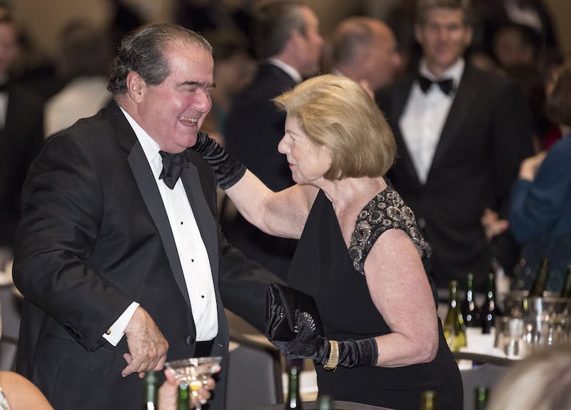 Associate Supreme Court Justice Antonin Scalia and NPR Legal Correspondent Nina Totenberg speak at the 2015 White House Correspondents’ Association Dinner in Washington April 25, 2015.      REUTERS/Joshua Roberts