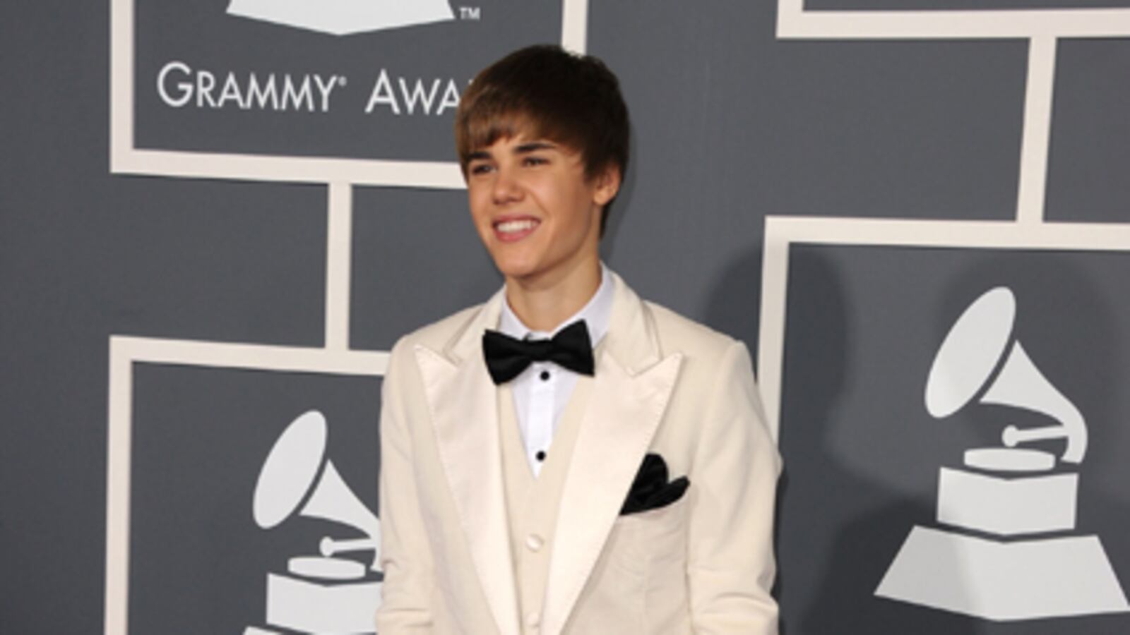 cheats/2011/02/16/bieber-us-health-system-is-evil/grammy-red-carpet---bieber_tqtwzc