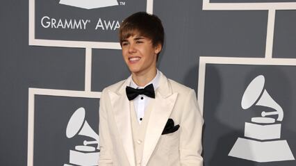 cheats/2011/02/16/bieber-us-health-system-is-evil/grammy-red-carpet---bieber_tqtwzc