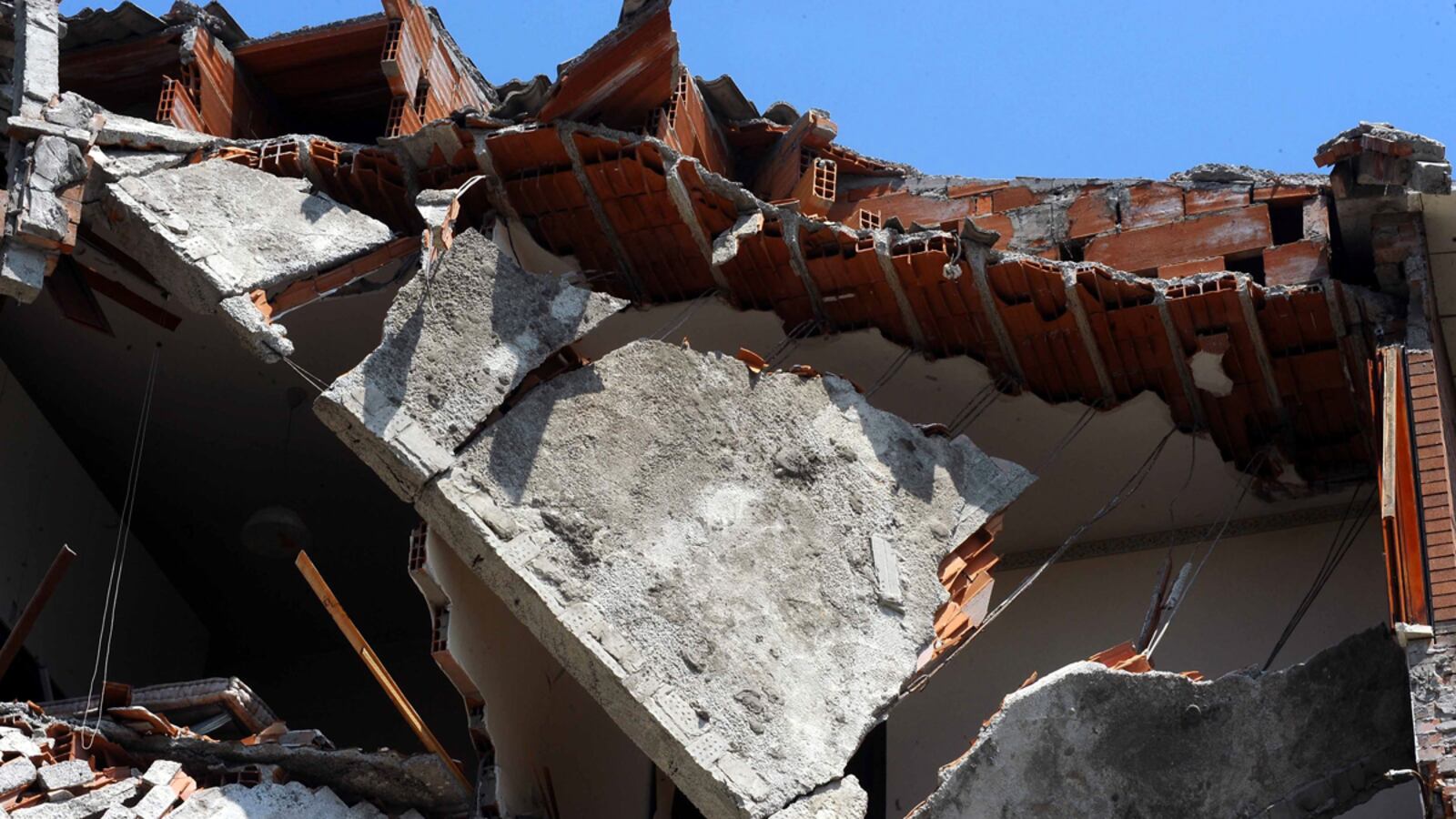 articles/2012/05/29/the-italian-town-devastated-by-an-earthquake-last-week-is-struck-a-second-time/italy-earthquake-nadeau_nnafyl