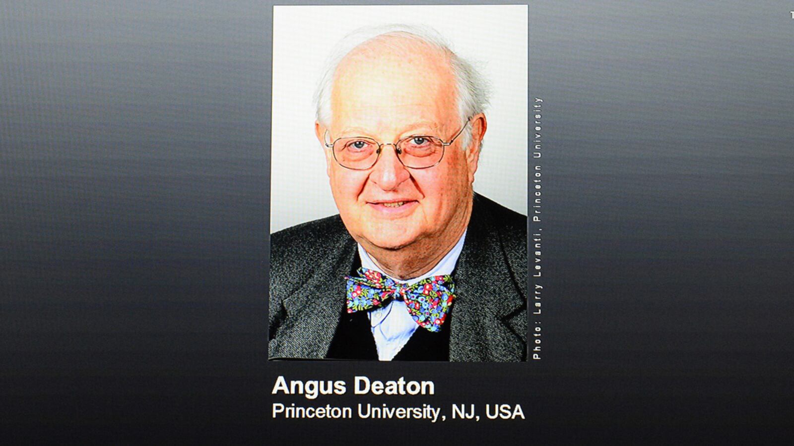 cheats/2015/10/12/poverty-researcher-wins-economics-nobel/151012-angus-deaton-cheat_bomql1