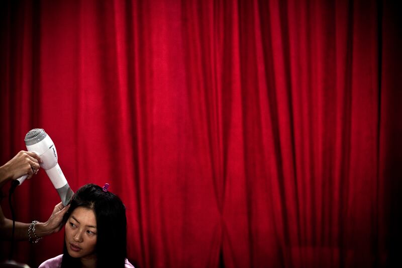 galleries/2010/11/10/victoria-s-secret-angels-photos-on-and-off-the-runway/victoria-secret-backstage---23_izwohf