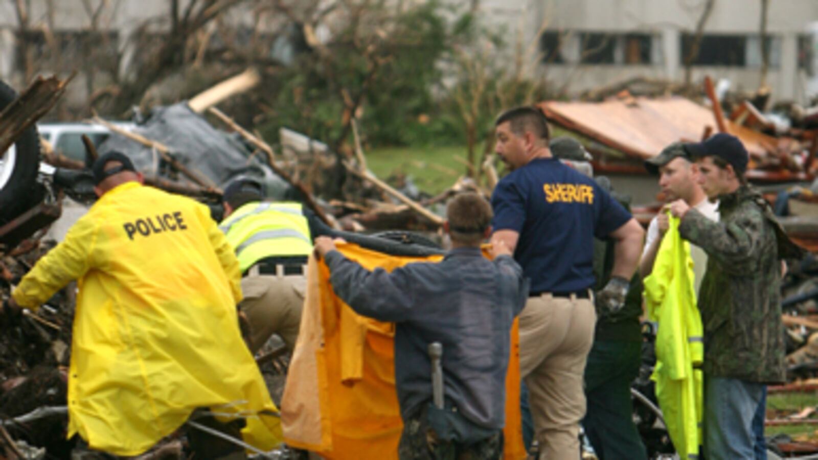 cheats/2011/05/24/1500-missing-in-joplin/tornado-joplin-dead-body_cnwesj