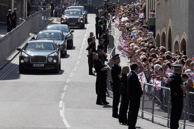 galleries/2011/07/30/zara-phillips-mike-tindall-wed-photos/arrival-philips-wedding_ukr5mm