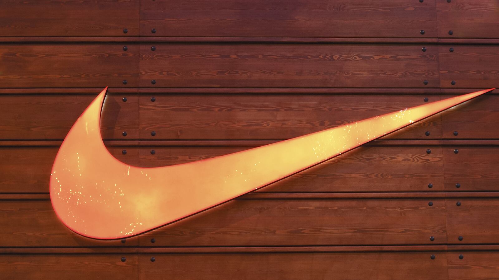 articles/2015/05/02/u-s-to-isis-go-nike-yourself/150501-obeidallah-nike-isis-tease_ovmjhj