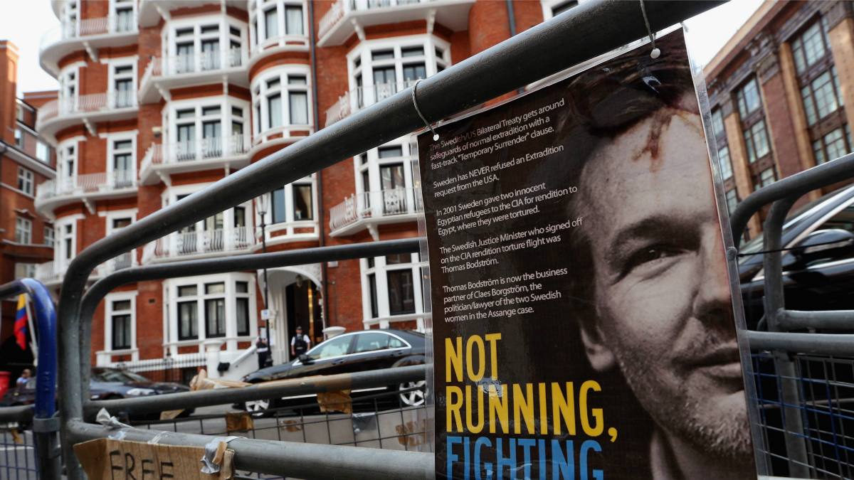 cheats/2012/08/15/ecuador-brits-threatened-embassy-raid/assange-cheat_zqenen