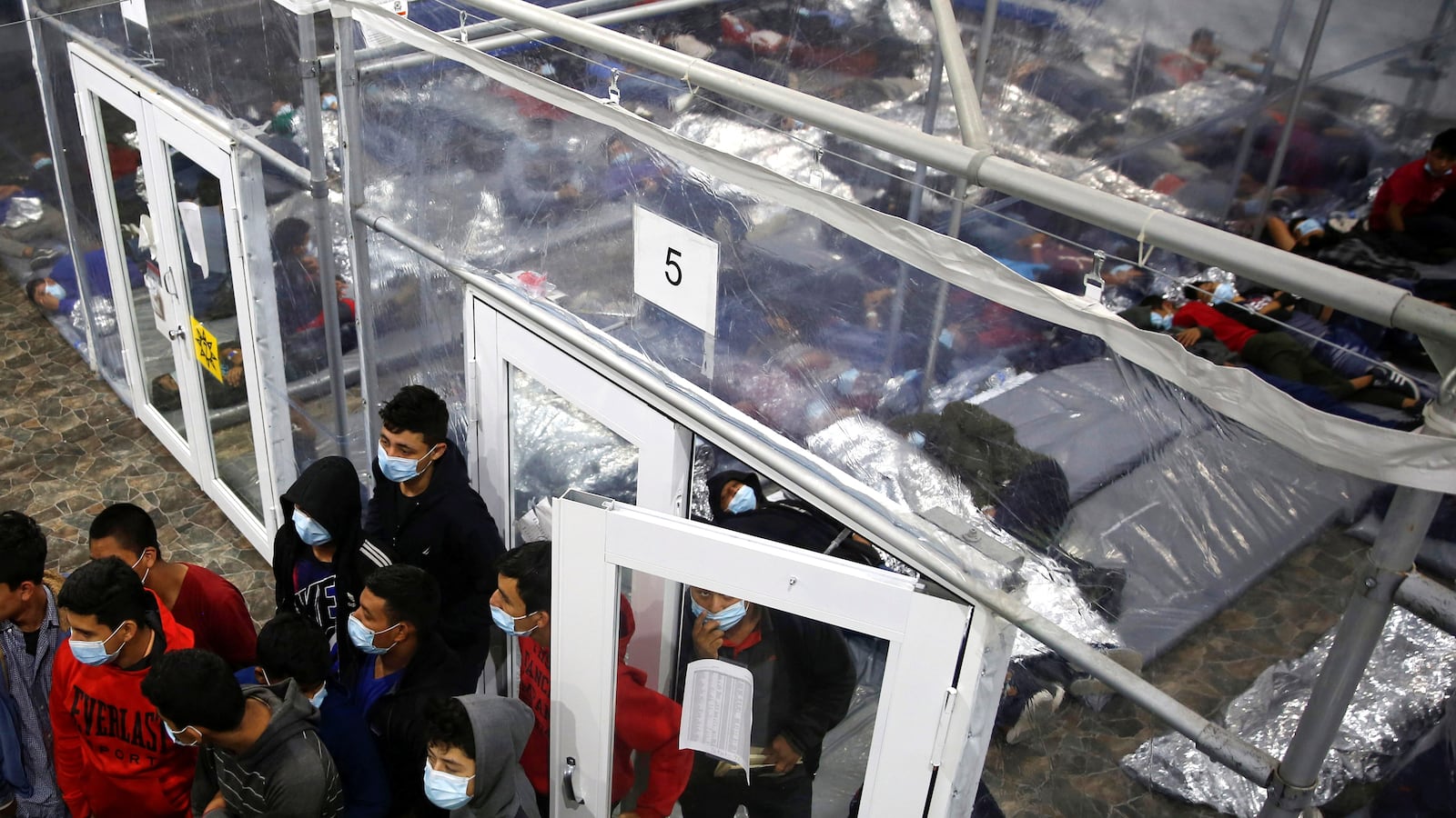 2021-03-30T225051Z_443604551_RC2YLM9UAX2A_RTRMADP_3_USA-IMMIGRATION-BORDER_ur6wkh