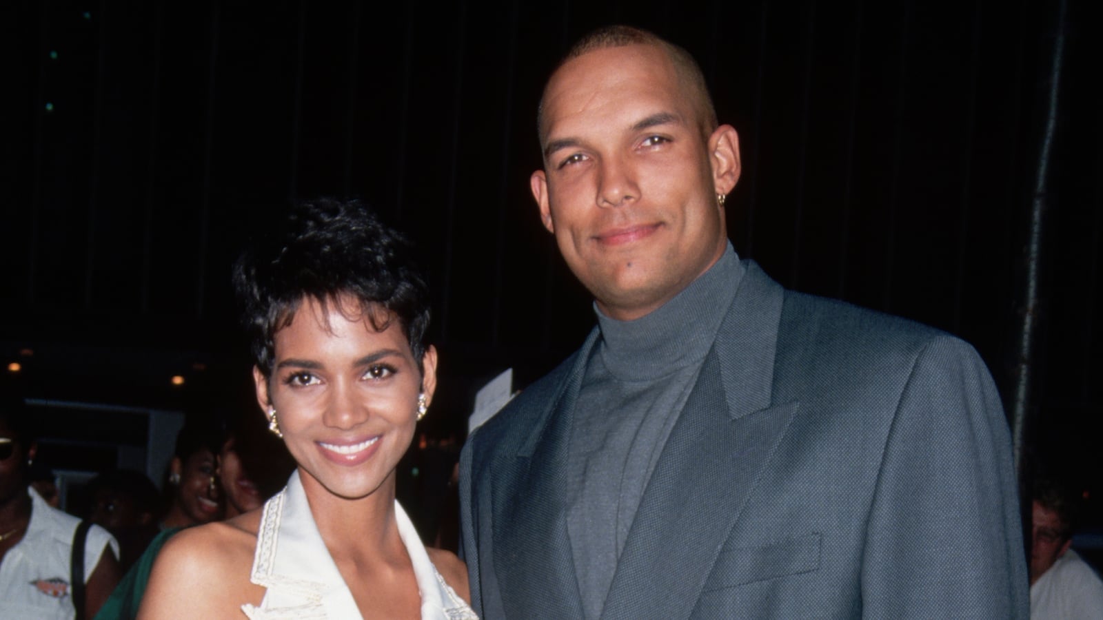 Halle Berry attends the premiere of the movie "Flinstones" with her husband David Justice.
