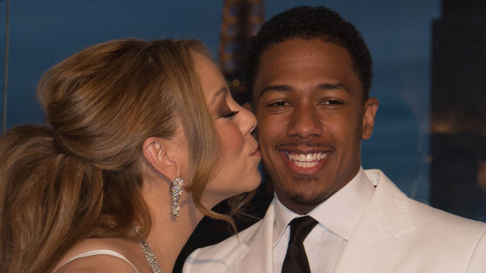 cheats/2012/04/28/mariah-carey-nick-cannon-renew-vows/mariah-nick-renew-vows-paris-cheat_cahimq