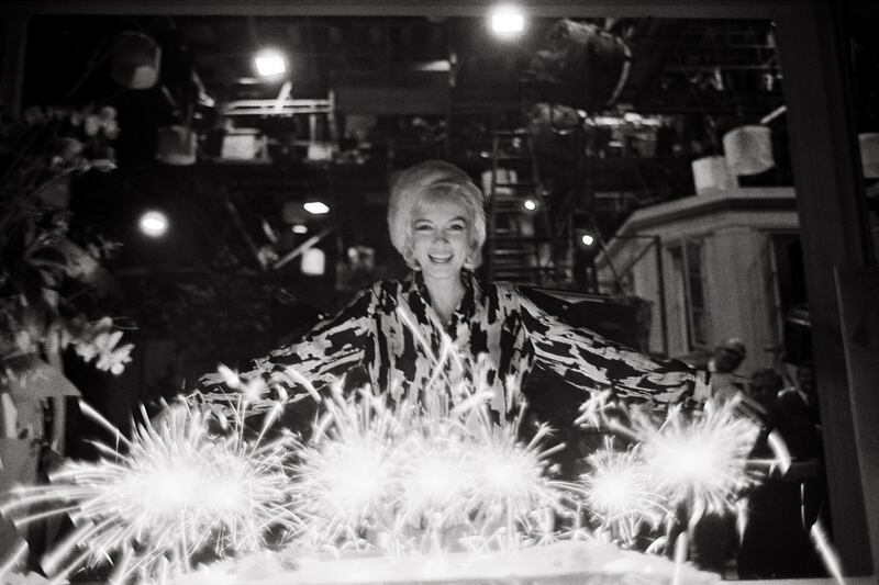 galleries/2012/05/31/marilyn-and-me-lawrence-schiller-s-photos-of-marilyn-monroe/schiller-marilyn-bday-cake_to51jq