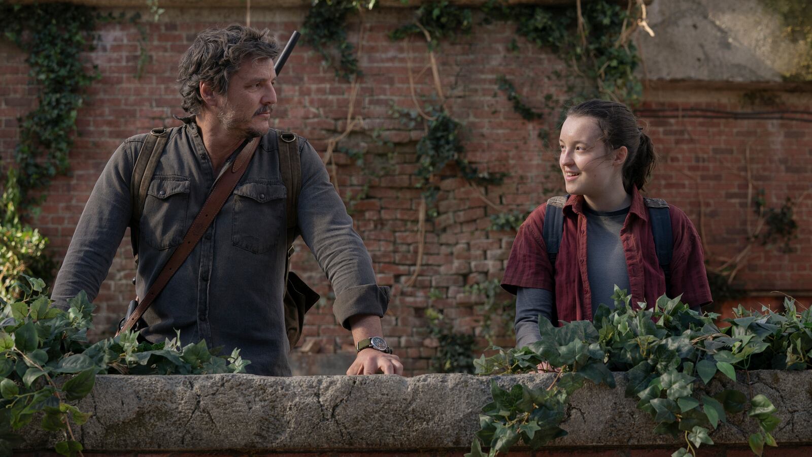 pedro-pascal-bella-ramsey_11_veestw