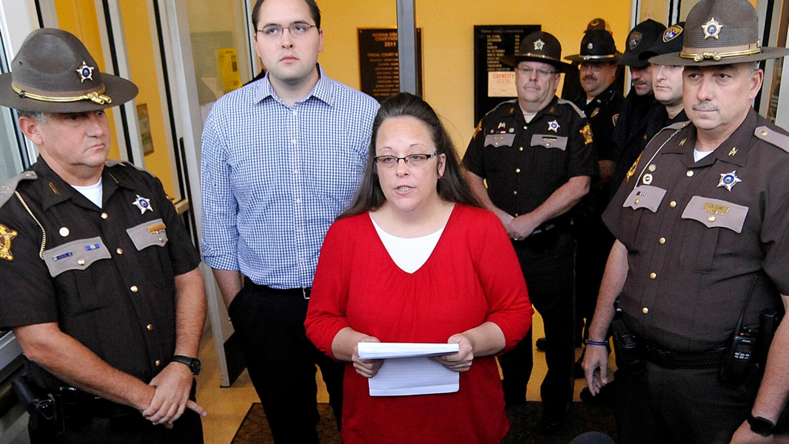 cheats/2015/09/22/aclu-kim-davis-meddling-with-licenses/150922-kim-davis-cheat_qtnsr0