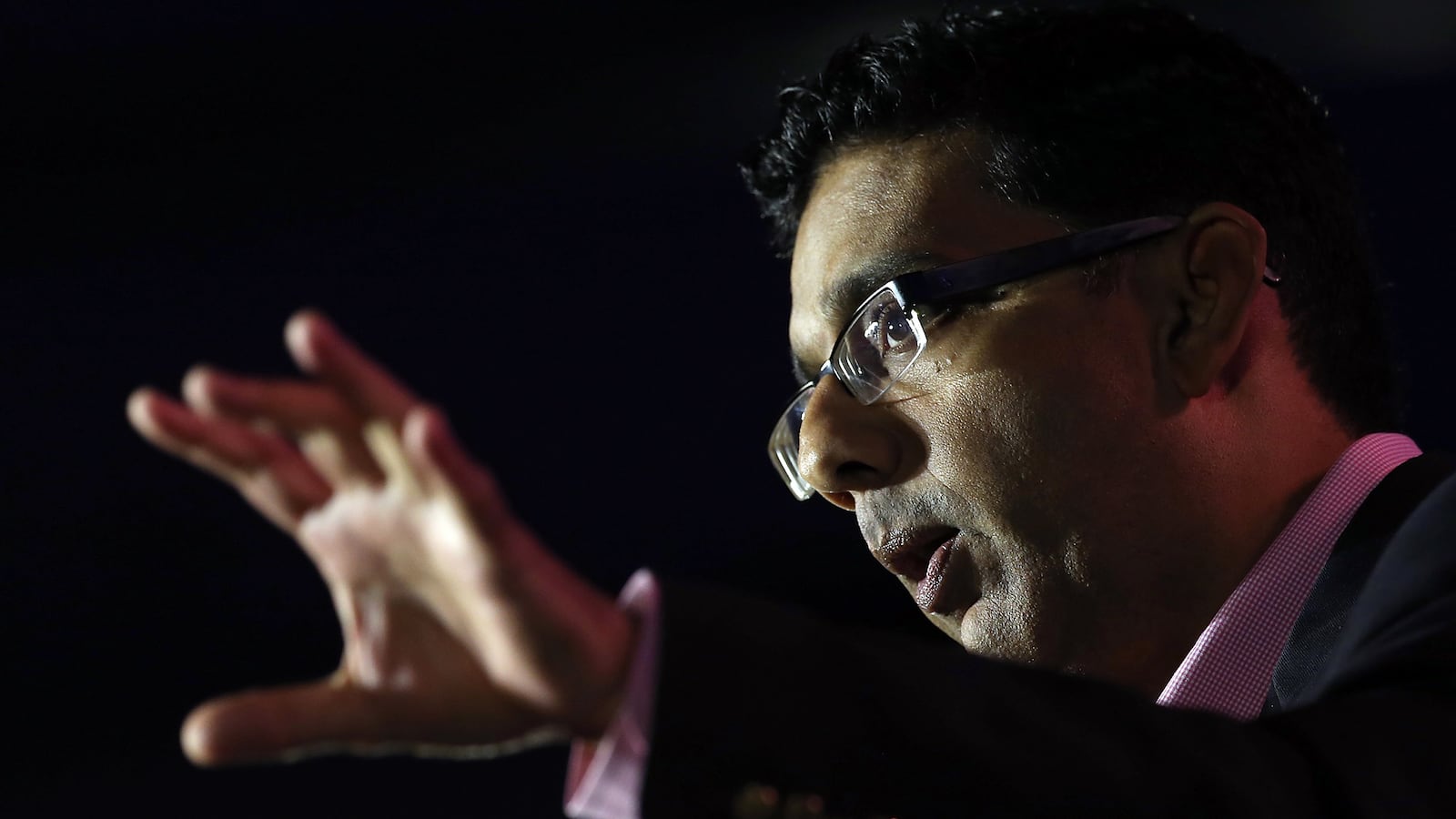 articles/2014/06/30/in-dinesh-d-souza-s-america-slavery-wasn-t-so-bad-but-hillary-and-barack-are-socialist-devils/140628-romano-dinesh-dsouza-tease_ynywei