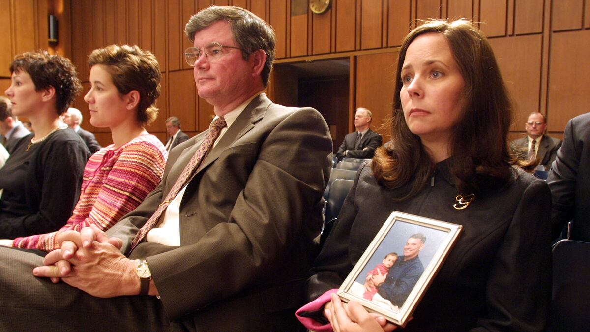 articles/2012/05/27/when-the-tragedy-of-two-marines-killed-in-a-crash-becomes-a-nightmare/osprey-plane-marine-wives-green_ybmwy0