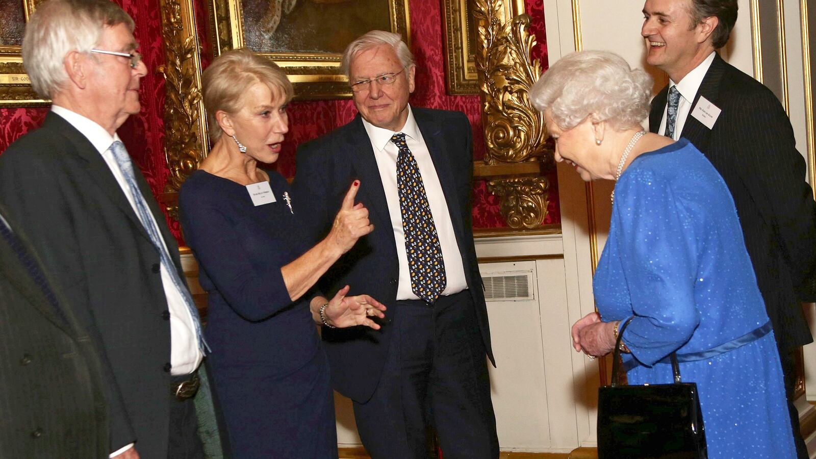 articles/2014/02/18/helen-mirren-shakes-a-finger-at-the-queen/140218-mirren-queen-sykes-tease_ankzux