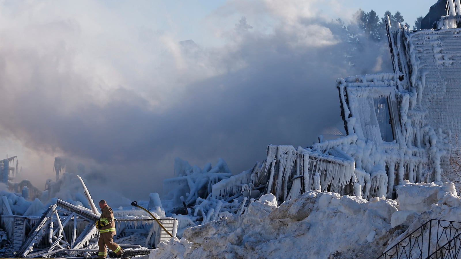 cheats/2014/01/23/3-dead-in-nursing-home-fire/140123-quebec-fire-cheat_p8hoas