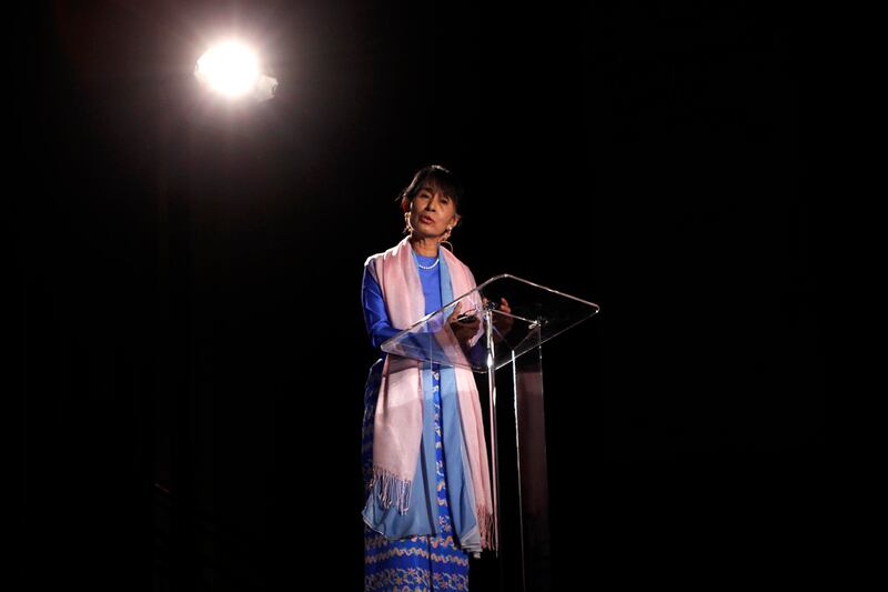 articles/2012/09/30/aung-san-suu-kyi-meets-her-peers/aung-san-suu-kyi-freedom-forum_e0uilv