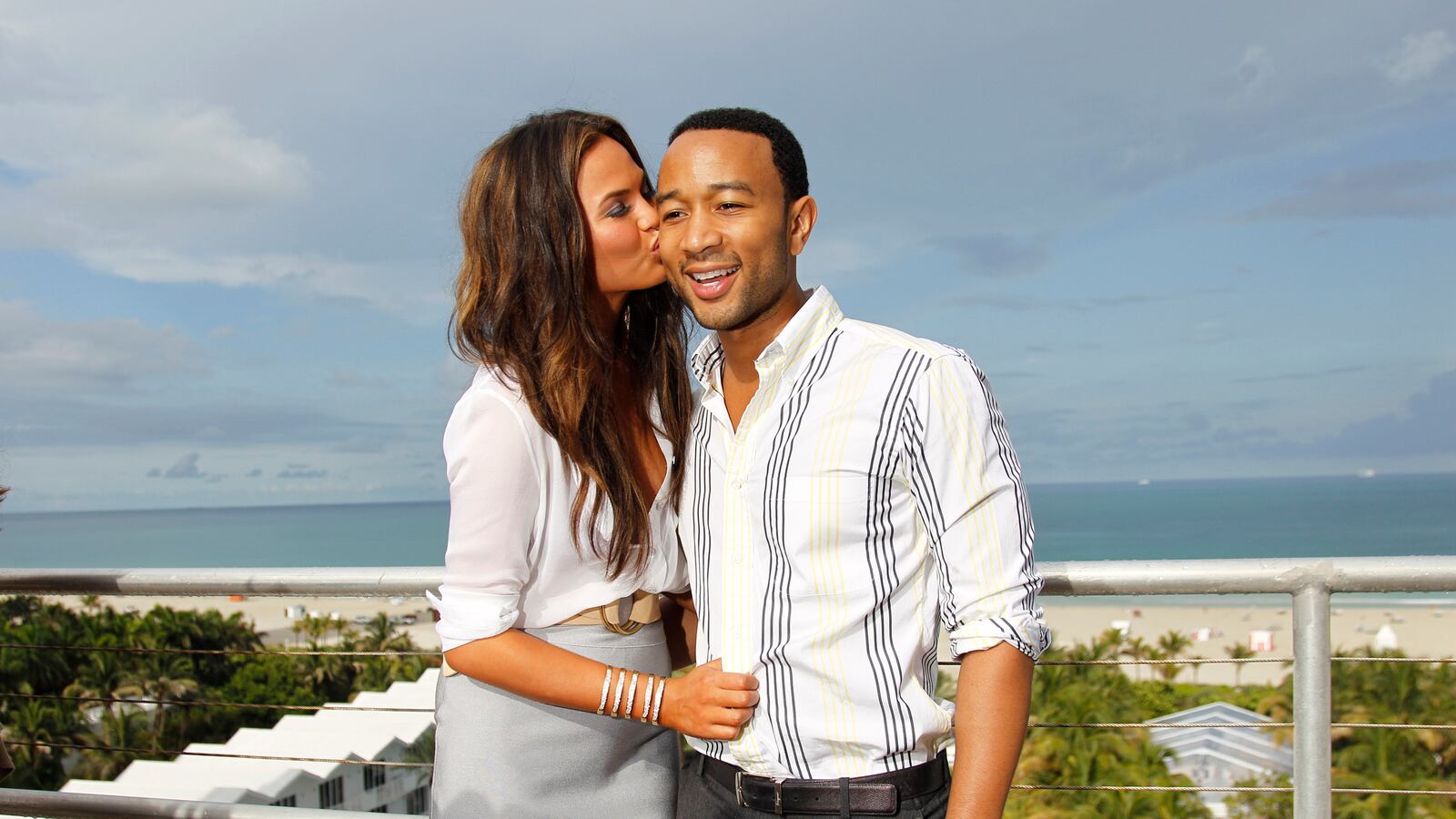 articles/2013/09/15/sports-illustrated-swimsuit-model-chrissy-teigen-weds-john-legend/130915-Chrissy-Teigen-cheat_bwqnad
