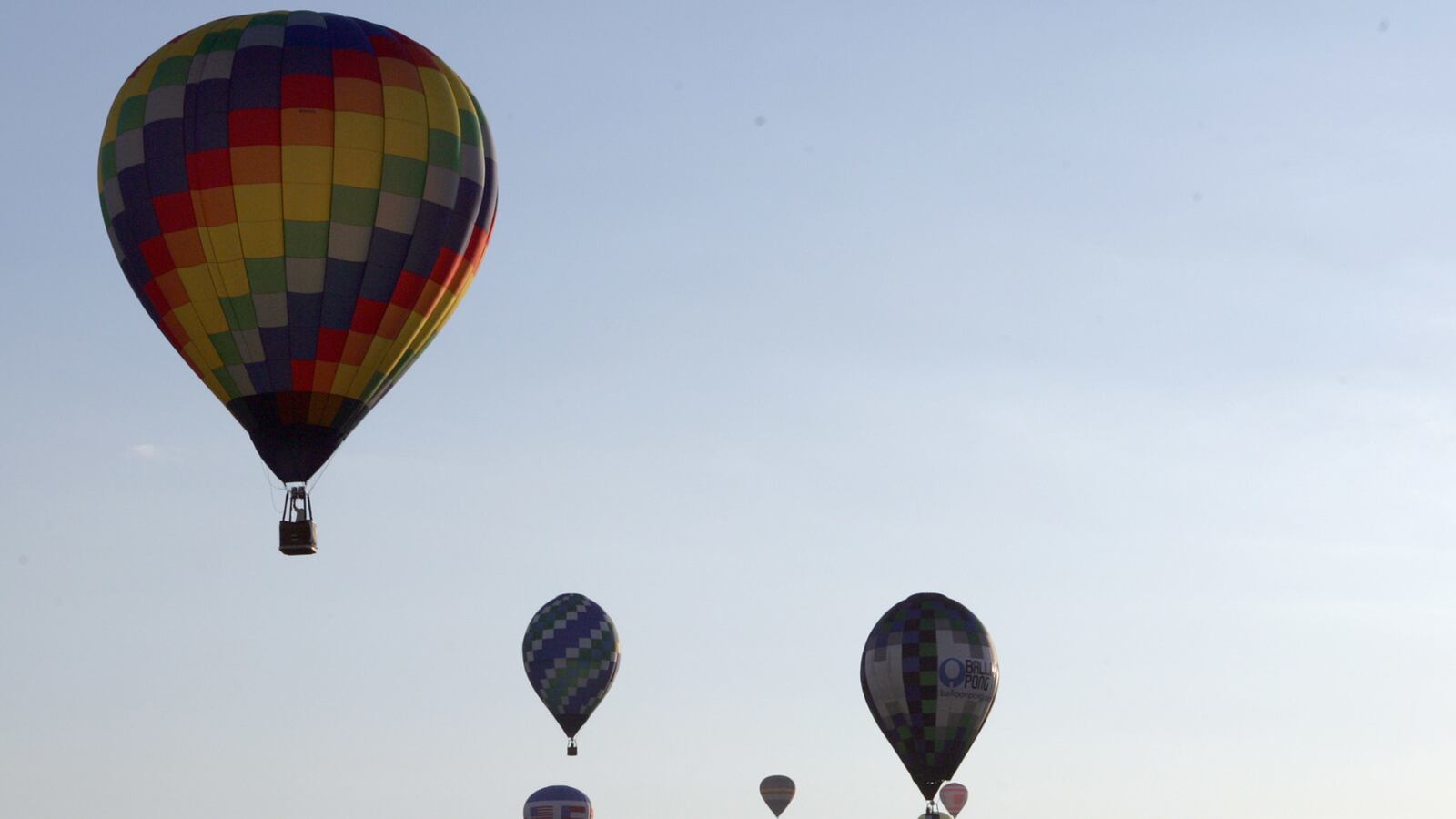 articles/2014/07/10/balloon-races-are-suddenly-cool-why-because-instagram/140701-starbucks-balloon-race-tease_kiaxzz