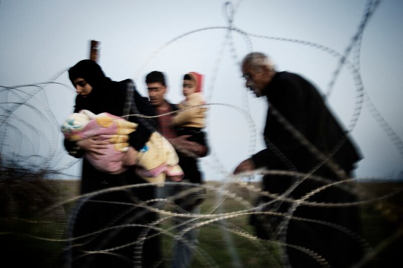 articles/2012/04/17/pregnant-women-flee-syria/syria-refugees-teaser_jyzw26