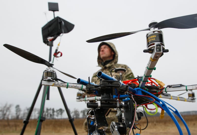 A Ukrainian serviceman operates a drone during a training session outside Kiev, November 6, 2014. Ukrainian volunteers organized an Unmanned Aerial Vehicle (UAV) operating course for servicemen serving in the military intelligence branch on the frontlines, according to organizers.  REUTERS/Valentyn Ogirenko (UKRAINE - Tags: MILITARY CIVIL UNREST CONFLICT)