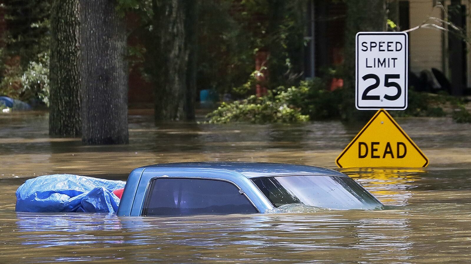 cheats/2016/08/15/la-flooding-death-toll-climbs-to-8/160816-la-floods-victims-cheat_fb5v4e