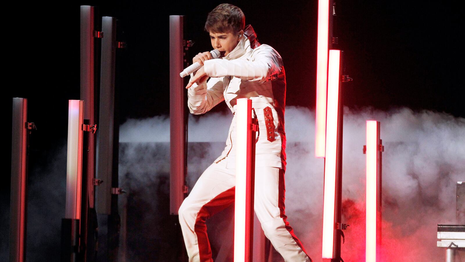 cheats/2012/06/01/bieber-walks-into-a-wall/justin-bieber-glass-cheat_jwez6i