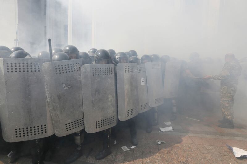 galleries/2015/08/31/protesters-clash-with-police-in-ukraine-photos/150831-ukraine-clashes5_uh4o9z