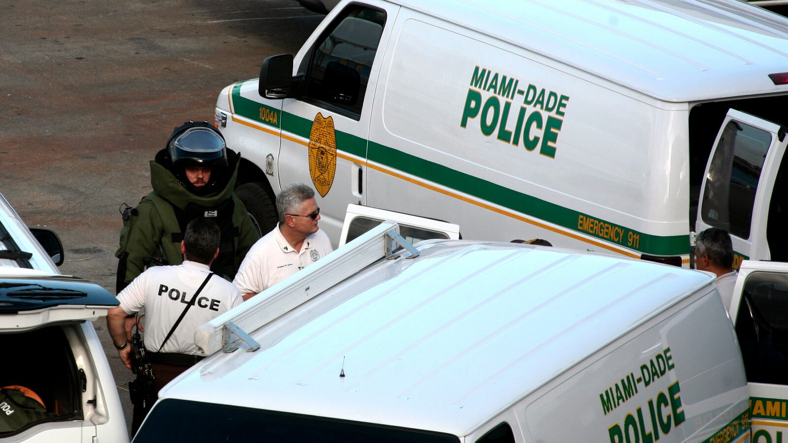 cheats/2017/03/28/miami-cops-hurt-in-ambush-style-attack/170328-miami-dade-police_vkalvo