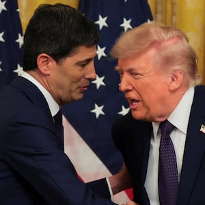 U.S. President Donald Trump shakes hands with the new Federal Reserve Chair Kevin Warsh after he was sworn in by U.S. Supreme Court Justice Clarence Thomas, in the East Room at the White House in Washington, D.C., U.S., May 22, 2026. REUTERS/Jonathan Ernst