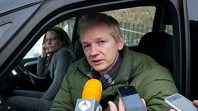 cheats/2010/12/21/assange-turns-on-the-guardian/julian-assange-guardian-leaks_f1hwb2