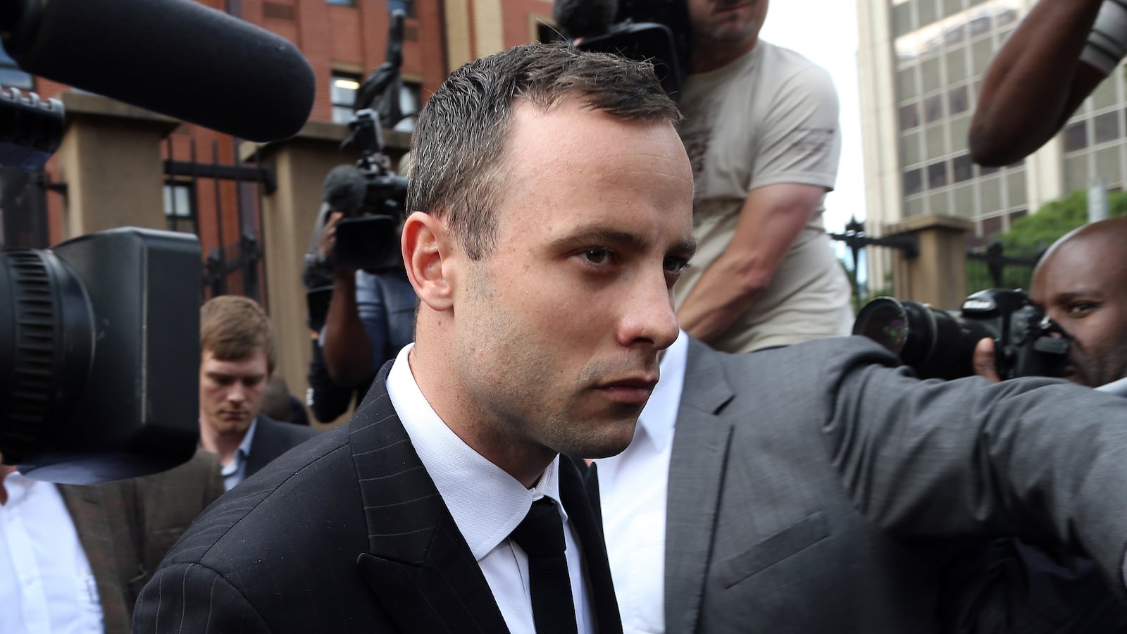 articles/2014/04/09/pistorius-prosecutor-say-i-shot-and-killed-her/140409-berold-pistorius_n8oitm