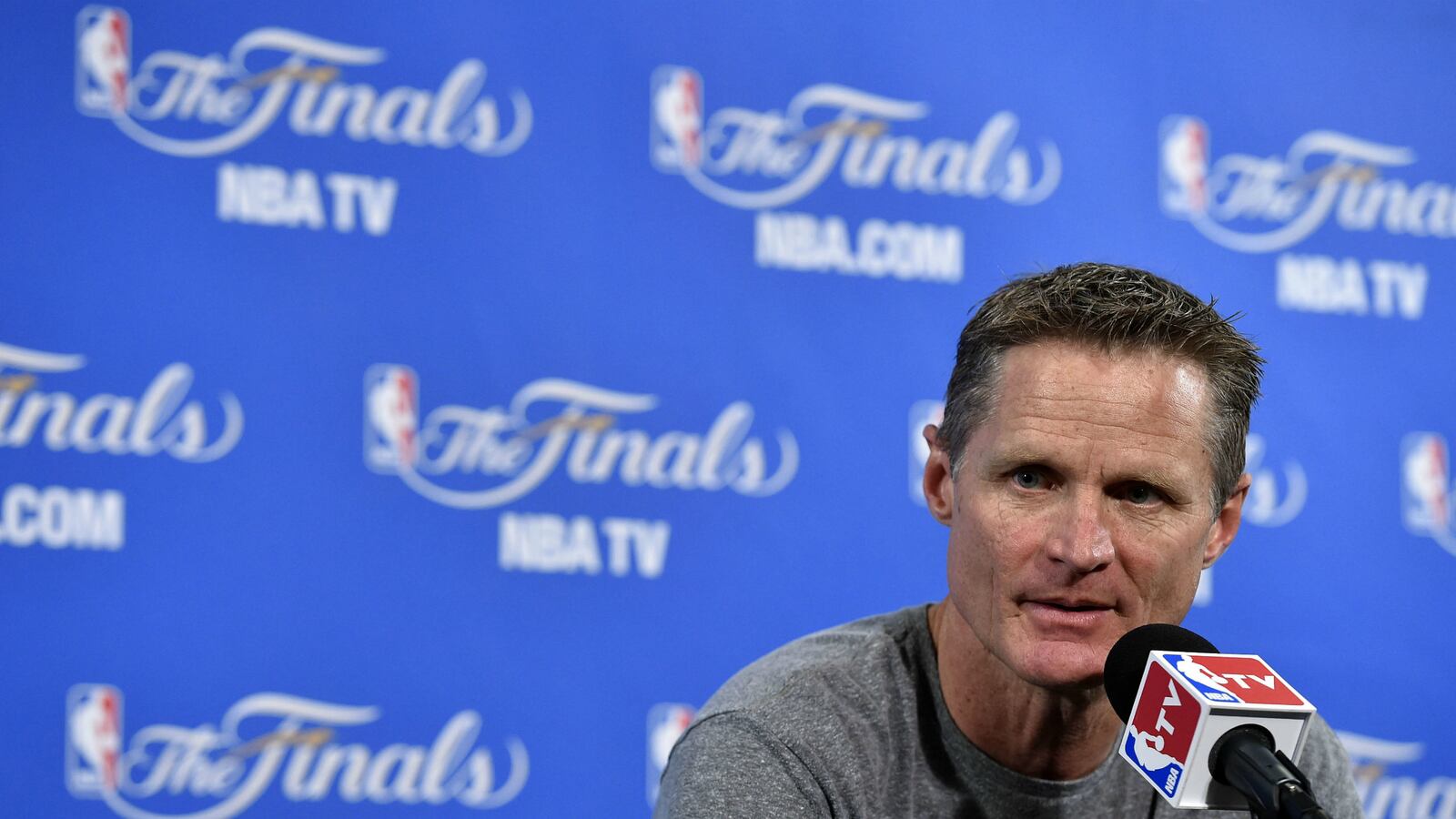 cheats/2015/10/01/warriors-coach-takes-leave-after-surgery/151002-golden-state-warriors-steve-kerr-cheat_iajren