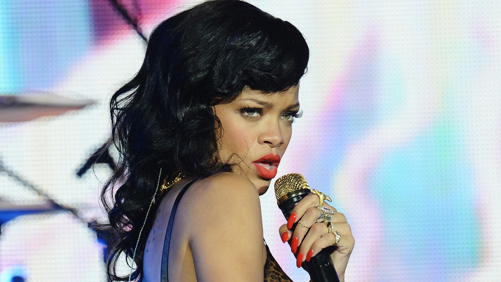 articles/2013/11/21/despite-what-you-think-miley-cyrus-and-rihanna-are-feminists/131120-feminism-pop-stars_nlewan