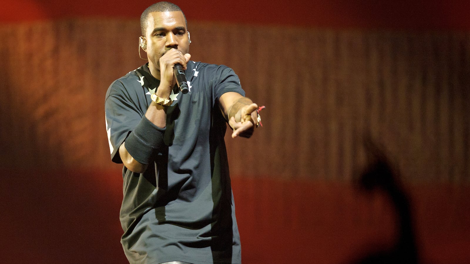 articles/2012/12/13/kanye-wore-a-leather-skirt-to-the-12-12-12-sandy-concert-and-people-freaked-out/sidell-13-things-kanye-skirt-tease_dcqb8k